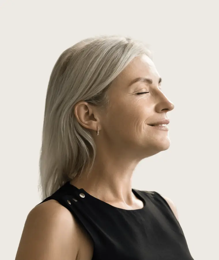 Blepharoplasty refreshed gaze mature woman profile - Dr Stéphane Raoult plastic surgeon