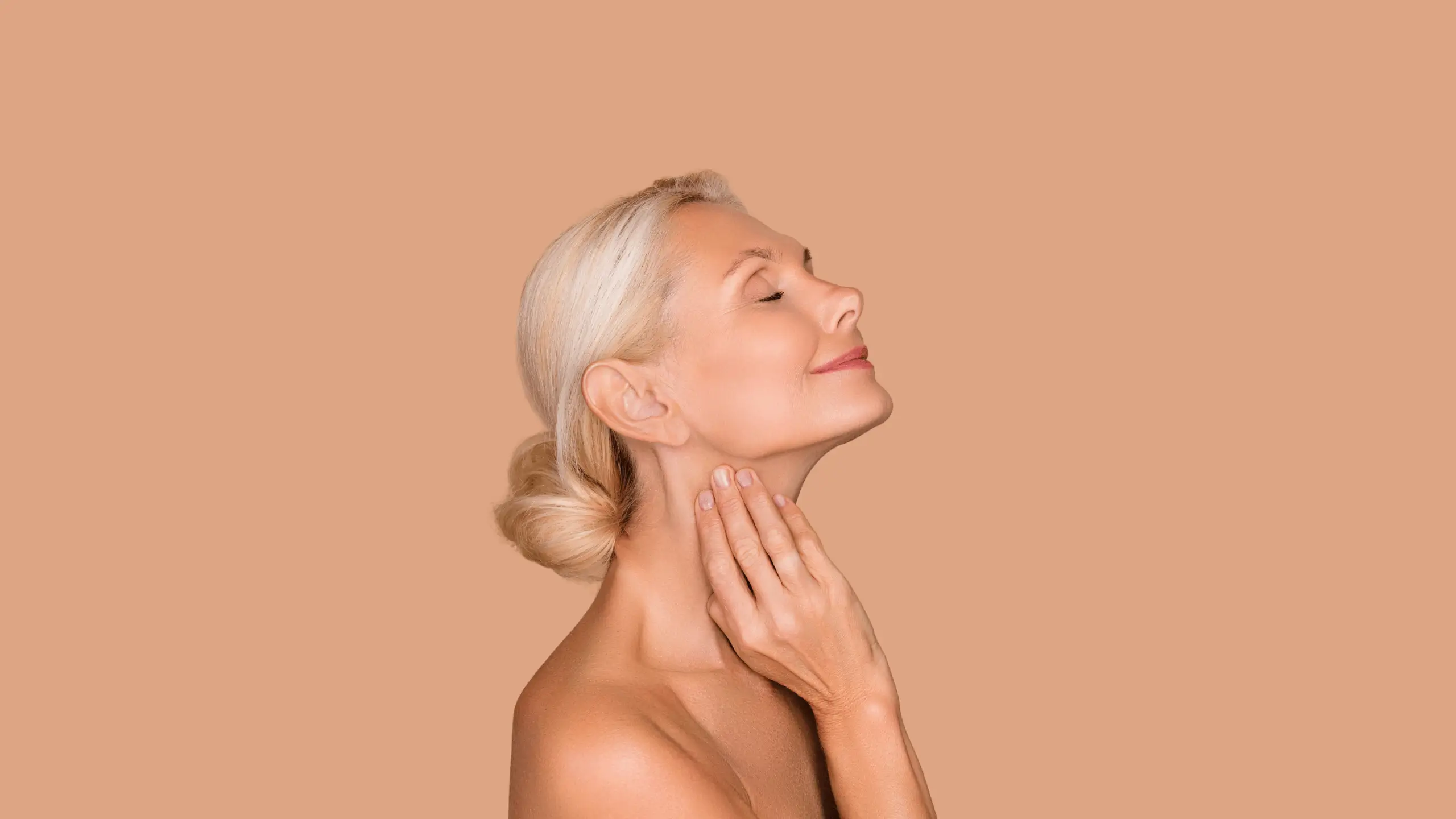 Médecine esthétique - Femme mature peau éclatante profil - Dr Stéphane Raoult chirurgien esthétique